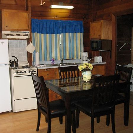 Forest Lake Camping Resort Lakefront Cabin 8 Advance Exteriör bild