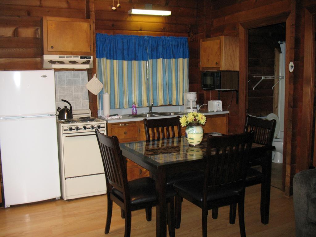 Forest Lake Camping Resort Lakefront Cabin 8 Advance Exteriör bild
